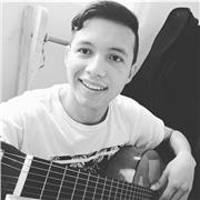 Profesor de música imparte clases para todas las edades